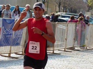 La emoción de Sebastián Arce, ganador 10k masculinos.
