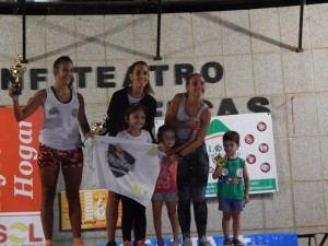 Las rafaelinas Macarena Calvo y Elena Tonón, de Vikingos Running Spirit, en el podio de su categoría.