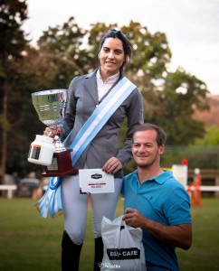Emilia Gagliano, campeona amateur 1m10 en Rosario, junto a Víctor Rico.