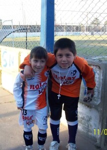 Giuli muy chiquita cuando jugó en Sportivo, junto a un primo.