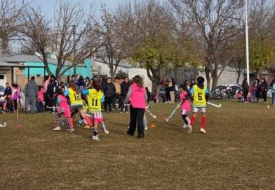 Más de 200 chicos participaron del segundo encuentro barrial de hockey en barrio Mora