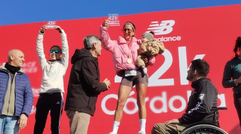 Florencia Bermúdez en lo más alto del podio de los 21k de Córdoba